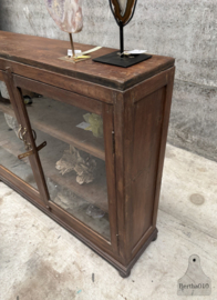 Karaktervolle vitrine uit antieke winkelinrichting 147848 verkocht