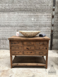 Oude houten werkbank ideaal als badkamermeubel  147967