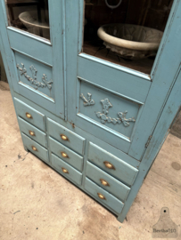 Karaktervolle Engelse hoge vitrinekast  264 cm ca 1920 147890