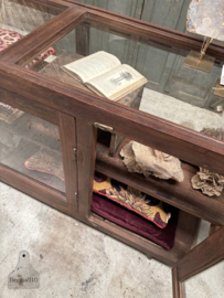 Antieke museumtoonbank winkelvitrine ca 1920 1940 148149