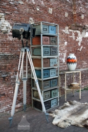 Oude theaterlamp op houten statief (131029)..verkocht