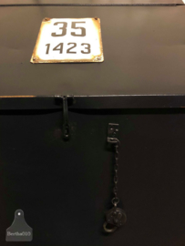 2 ijzeren klepkasten(140884, 140885) verkocht