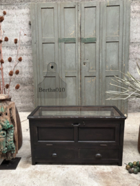 Antieke winkelvitrine met laden 148077