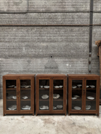 Drie antieke identieke Engelse vitrinekasten 147880 881 882 verkocht