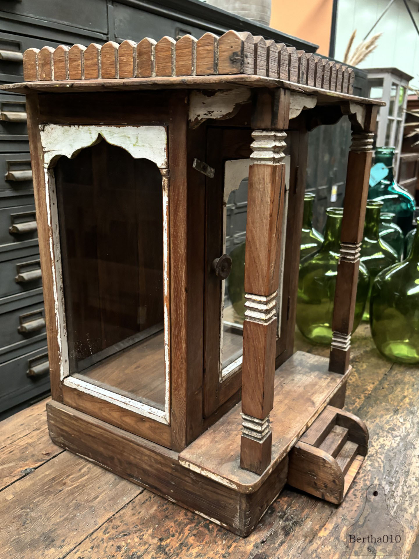 Authentieke houten vitrine tempel uit India circa 80 jaar oud 147474