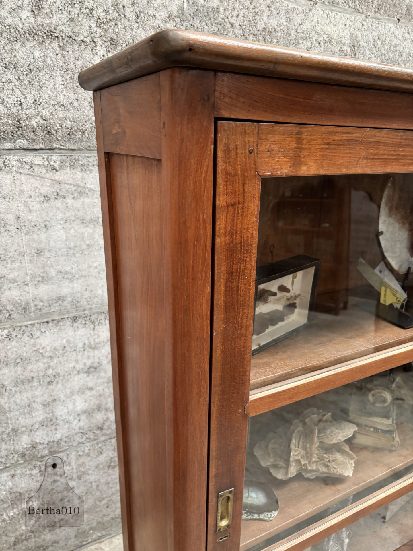 Functionele elegantie uit de jaren 20/30  eikenhouten schuifdeurkast  147610