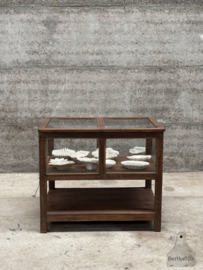 Antieke glazen museumvitrine 147693