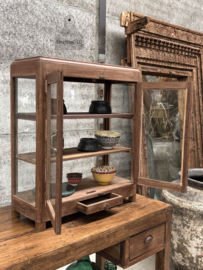 Oud Engels vitrinekastje charmant en sfeervol 147875 verkocht