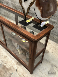 Houten winkelvitrine jaren 20/30 karaktervol en veelzijdig 147662 verkocht