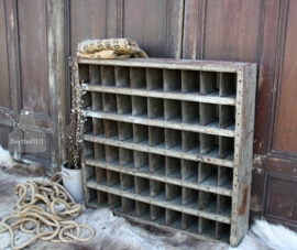 Oude ijzeren vakkenkast (131832)..verkocht