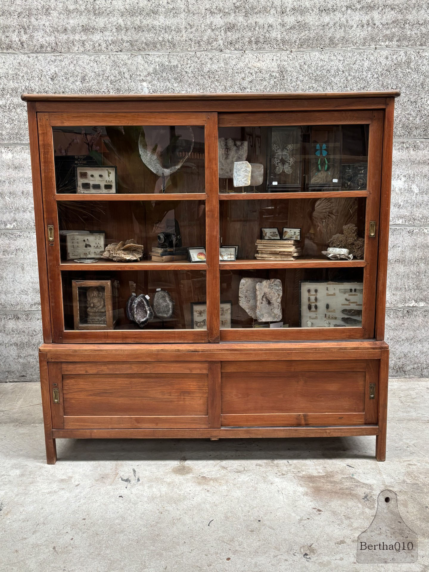 Functionele elegantie uit de jaren 20/30  eikenhouten schuifdeurkast  147610