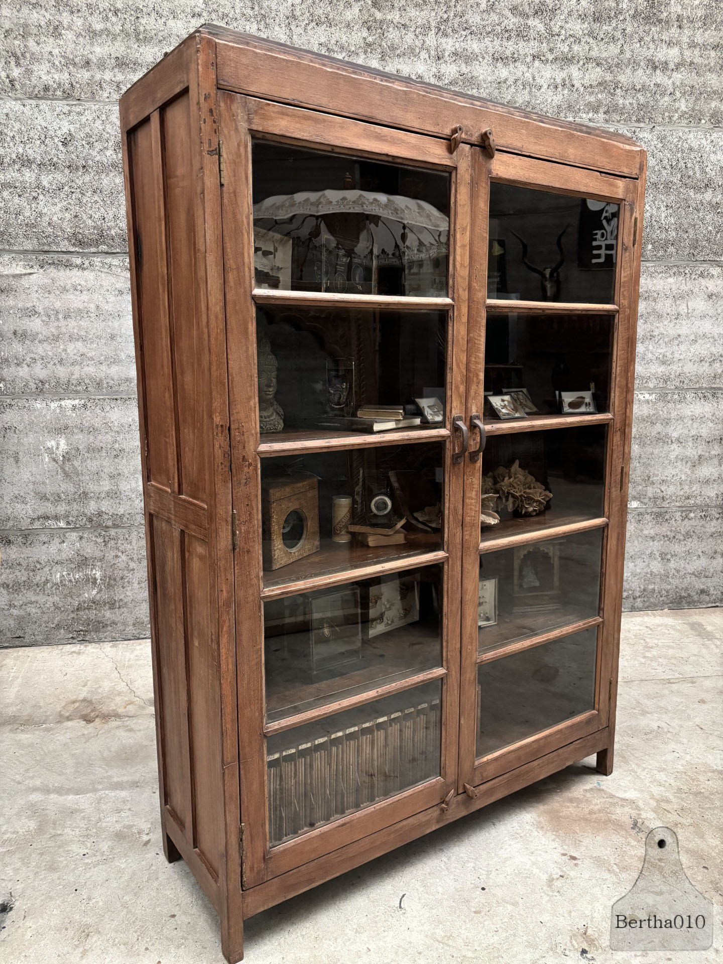 Oude hoge vitrine functionalisme met een vleugje Art Deco 147403