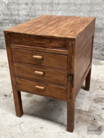 Oud houten keukenblok op hoge poten  jaren 20 30 147775