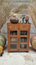 Smal, elegant Engels vitrinekastje met 2 lades en oud gebobbeld Glas 147407