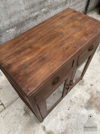 Unieke vitrine met oud gebobbeld glas, twee lades en aan 3 zijdes glas 147663