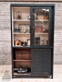Historisch statement-piece, monumentale Bauhaus kast, hoog (249 cm) en slank (40 cm) 148039