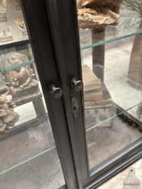 Antieke museumvitrine bijna volledig van glas 148141