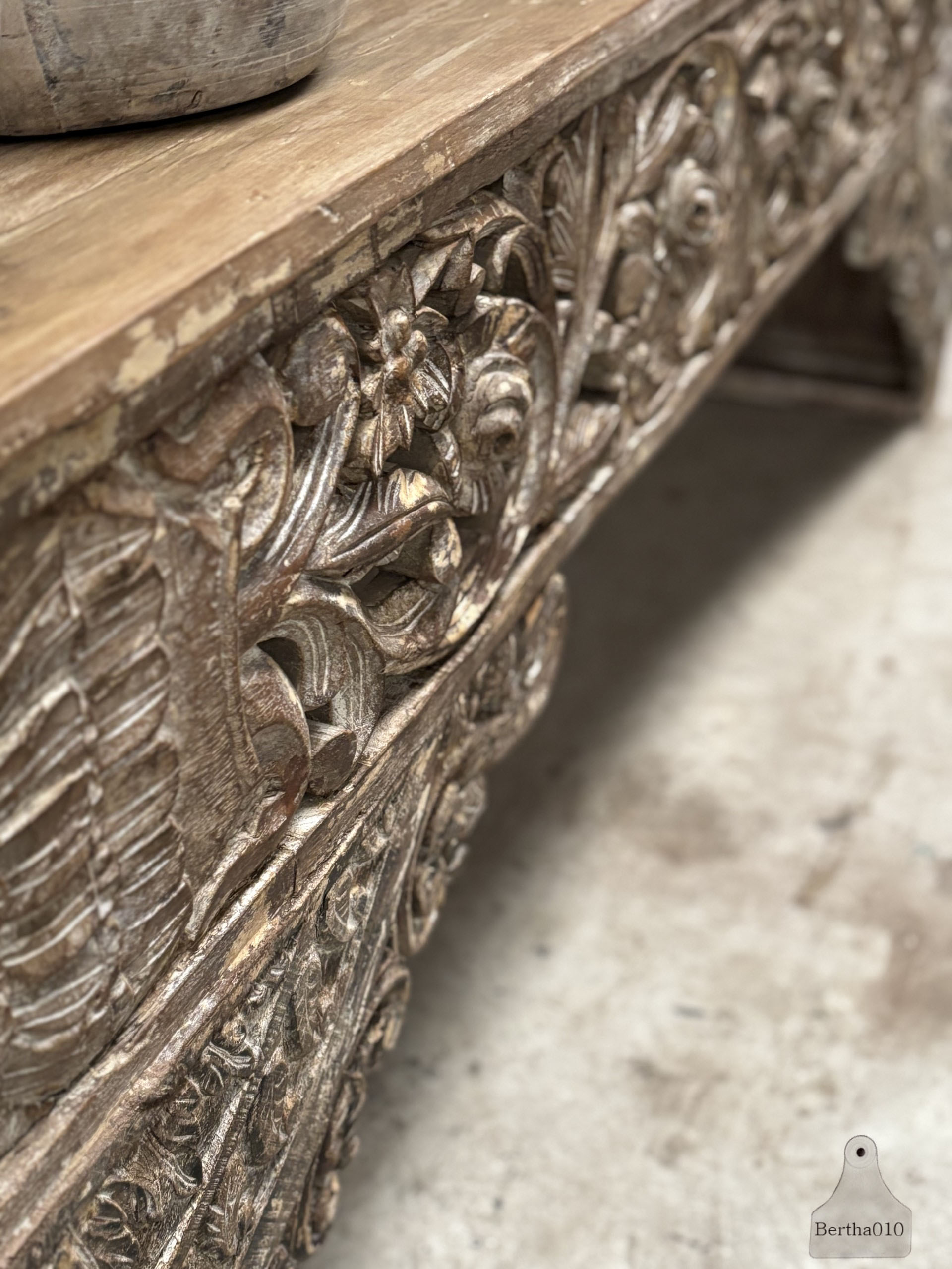 Unieke Oosterse Sidetable eeuwenoud houtsnijwerk met ziel 147409