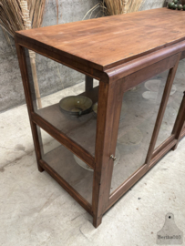 Antieke vitrinekast museum toonbank keukeneiland jaren 1920 1930 147835