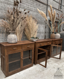 Drie vitrines toonbanken met oud gebobbeld glas en laden 147777