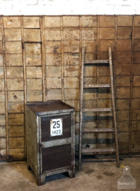 Oude fabriekskast (137423) verkocht