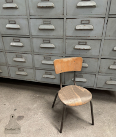 Authentieke schoolstoel kindje 147627