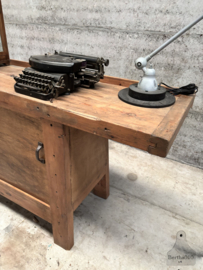 Authentieke Franse werkbank tijdloos uniek 147804 lengte 228 cm verkocht