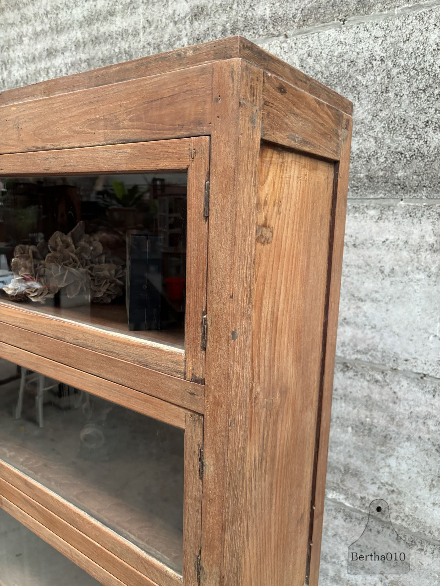 Functionele vitrinekast jaren 20 30 hoog smal en stijlvol 147442