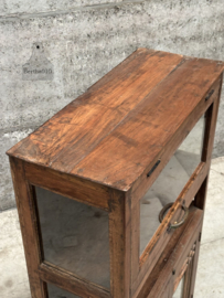 Art Deco vitrinekast met glas aan drie zijden 147678