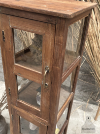 Geleefde Engelse vitrinekast uit de jaren 20 functioneel elegant 147