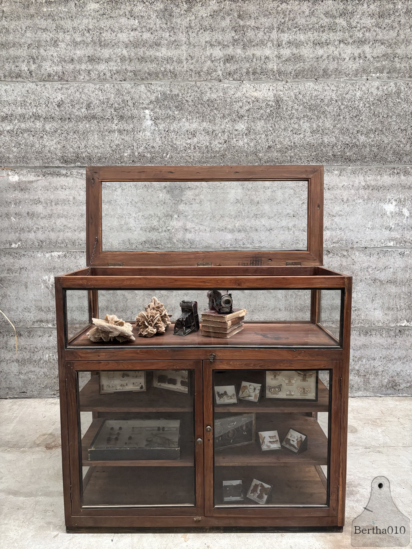 Prachtig antiek dressoir vitrine  museumstuk uit de jaren 30 147453