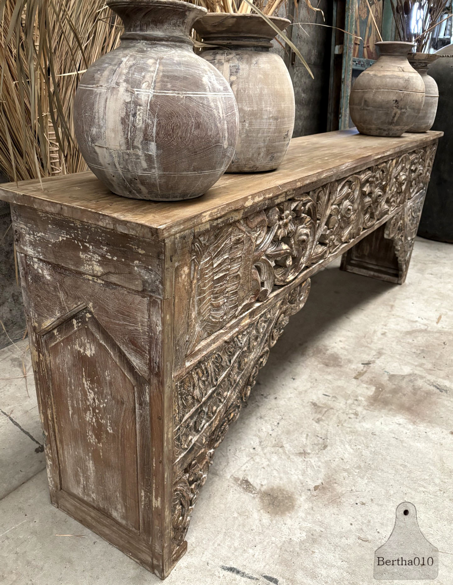 Unieke Oosterse Sidetable eeuwenoud houtsnijwerk met ziel 147409