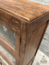 Antieke houten vitrinekast, 8 glazen deuren prachtige patina 147676 verkocht