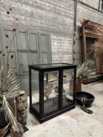 Antieke museumvitrine bijna volledig van glas 148141