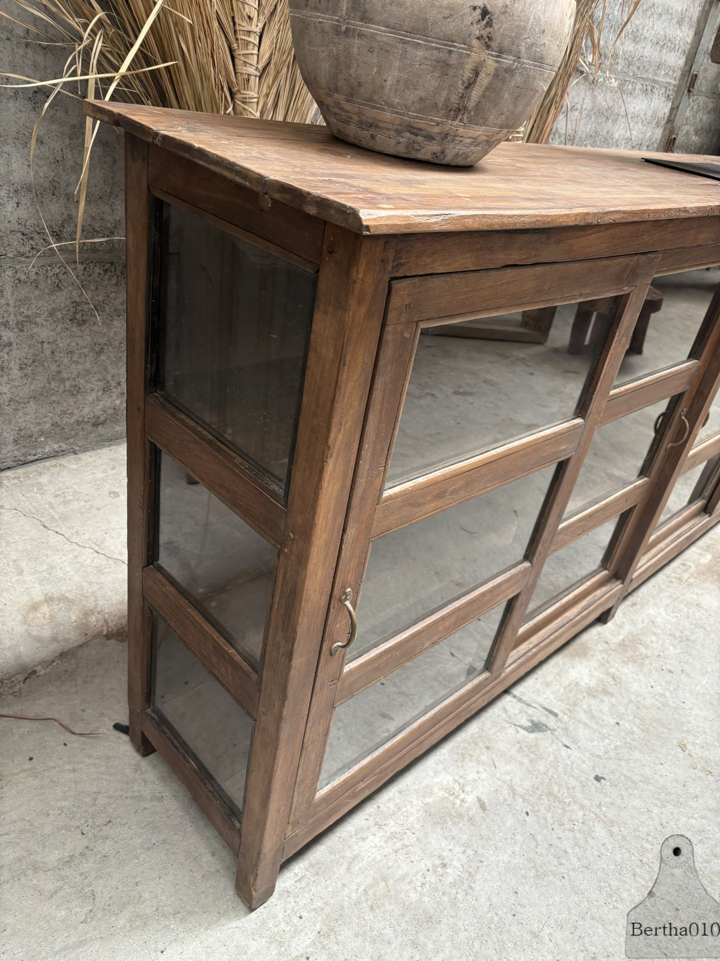 Prachtig oud dressoir  lengte 233 cm