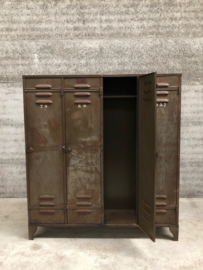 Oude 4-deurs locker, lang en smal (144385) verkocht