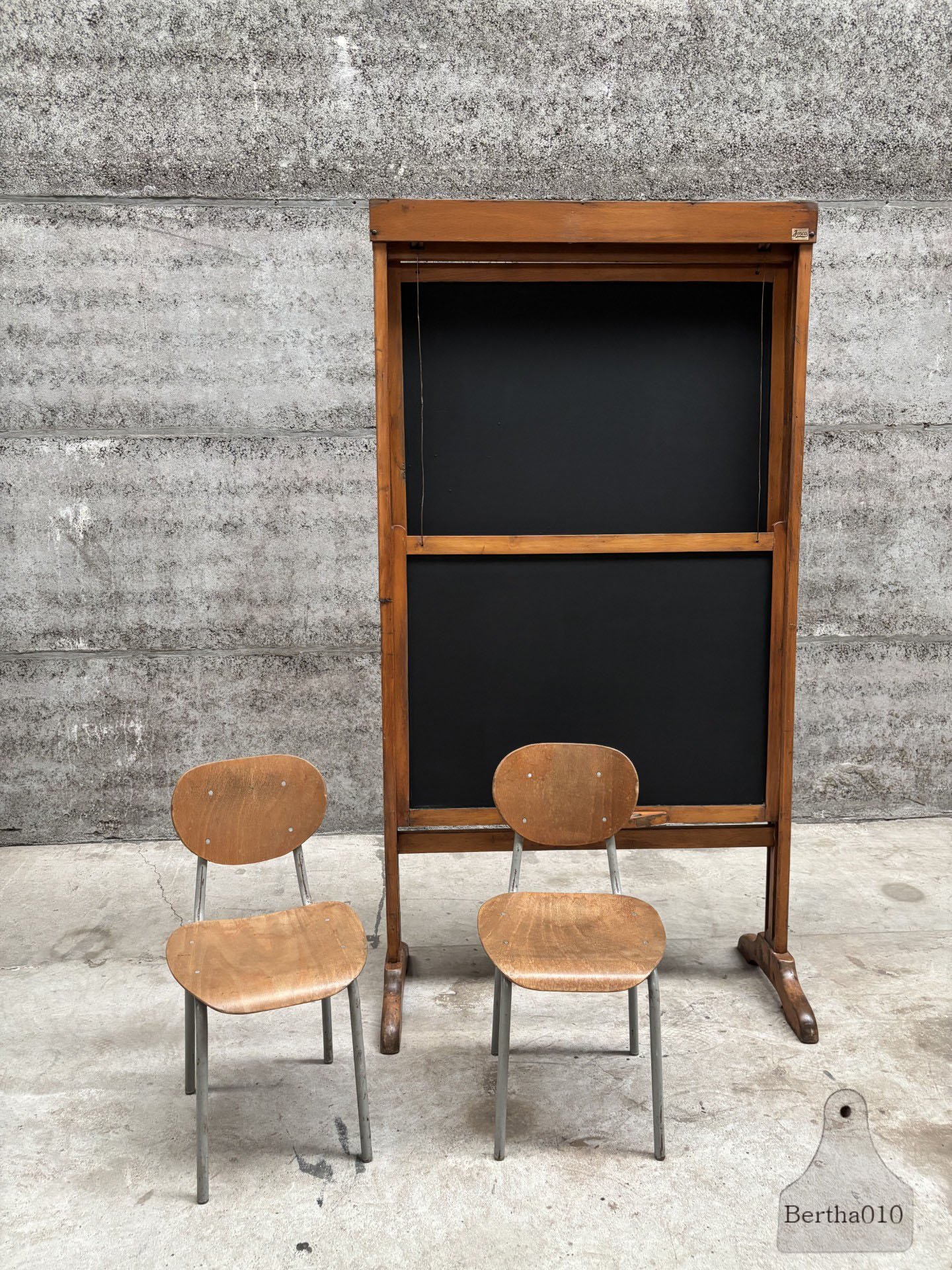 Oude schoolstoeltjes Bauhaus geïnspireerd design uit de jaren '50-'60 (147577 147578)