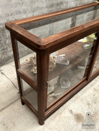 Houten winkelvitrine jaren 20/30 karaktervol en veelzijdig 147662 verkocht