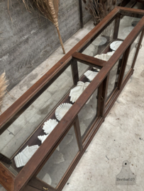 Antieke houten winkeldressoir van volledig glas 147864