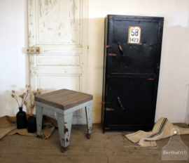 Ijzeren kruk/bijzettafel op wielen (134925) verkocht