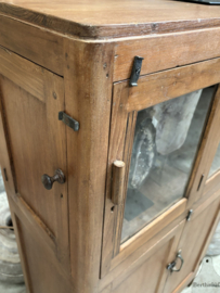 Houten vitrinekast met ronde hoeken en karaktervolle details 147750