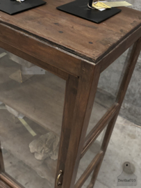 Houten vitrinekast 4 kanten glas met schuifdeuren  jaren 1920–1930  147674 verkocht