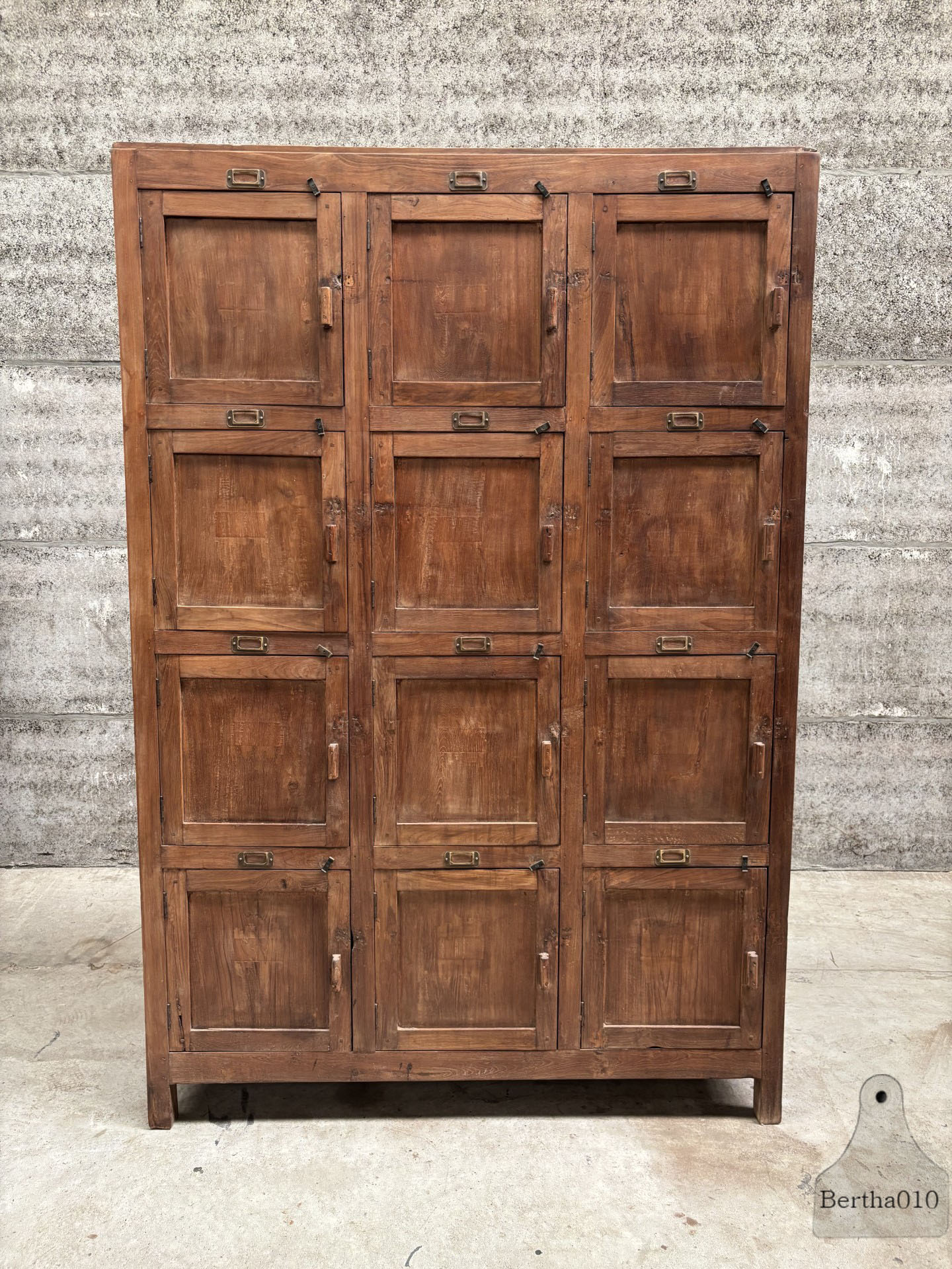 Jaren 30 houten archiefkast tijdloos karakter en perfecte staat 147410