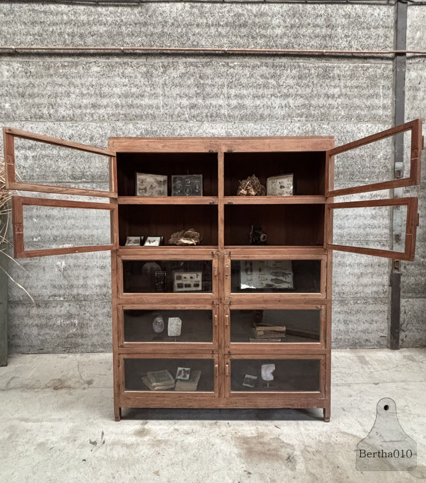 Functionele vitrinekast jaren 20 30 hoog smal en stijlvol 147442
