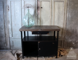 Geleefd dressoir met houten blad (132484)..verkocht