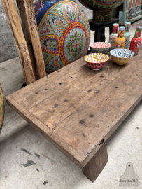 Oude robuuste salontafel  147499
