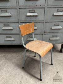 Oude schoolstoeltjes voor de allerkleinsten – karaktervol en zeldzaam 147625