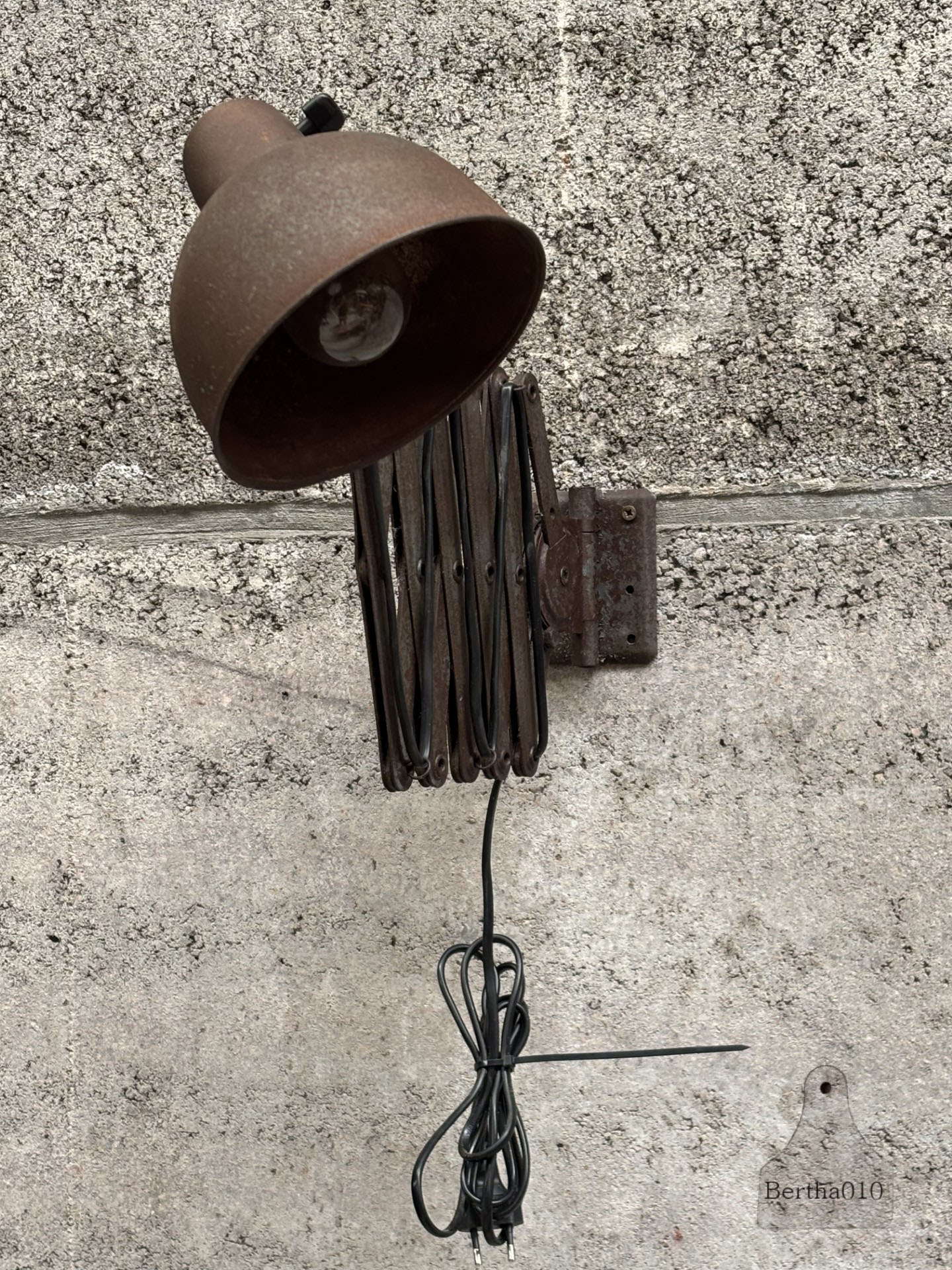Scharnierlamp jaren 30/40 147574