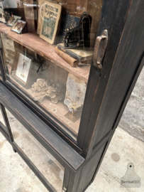 Antieke vitrinekast uit de jaren 20 30 met schuifdeuren 147454