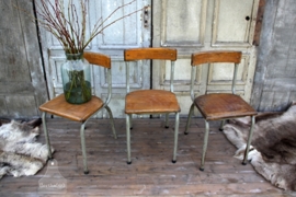 Jaren 50 grote schoolstoelen (131720 t/m 131730)..verkocht